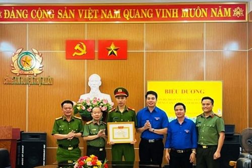 Chiến sĩ Công an cứu cháu bé khỏi bị đuối nước ở Thanh Hóa
