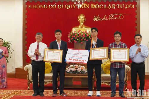 Tặng Bằng khen 2 học sinh đoạt giải Nhì Hội thi Khoa học kỹ thuật quốc tế