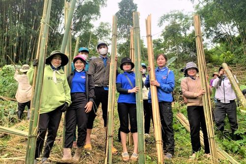 'Biệt đội tóc dài' xã biên giới giúp dân dựng nhà