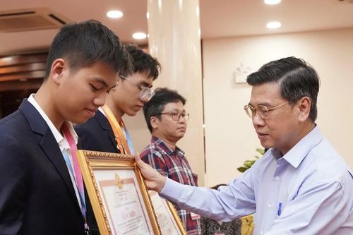 UBND TPHCM tặng bằng khen 2 học sinh đạt giải Nhì cuộc thi khoa học kỹ thuật quốc tế