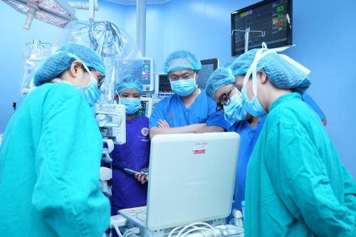 Lần đầu tiên ghép tim cho bệnh nhân cấy dụng cụ hỗ trợ