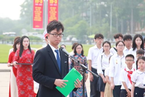 200 học sinh giỏi tiêu biểu Thủ đô báo công dâng Bác