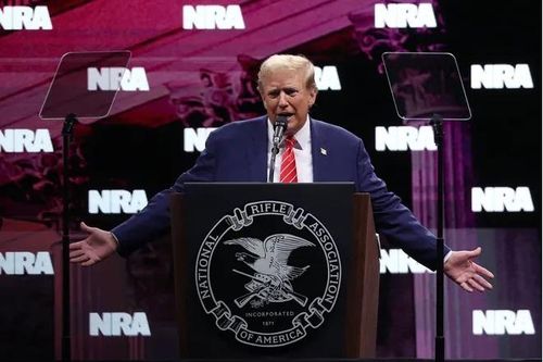 Tranh cãi quanh việc ông Trump 'đứng hình' 30 giây khi phát biểu