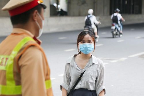 Nữ sinh Hà Nội đang đi bộ hốt hoảng khi được CSGT thông báo lỗi vi phạm