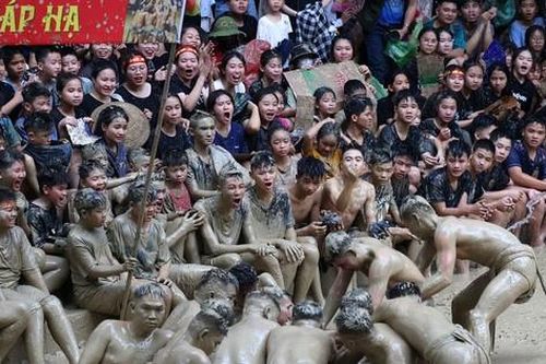 Nghìn người thích thú 'tắm bùn' khi cổ vũ hội vật cầu nước