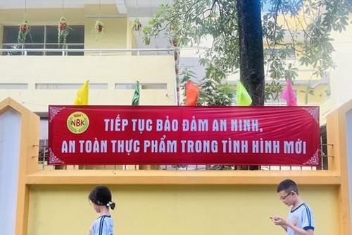 Hàng rong bủa vây cổng trường - kỳ 2: Dẹp hàng rong, khó trăm bề