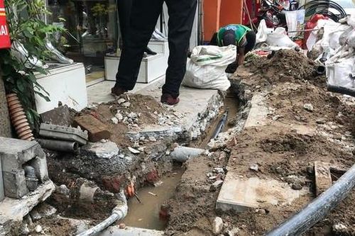 Hà Nội: Vì sao máy khoan đục 'băm nát' vỉa hè phố Bạch Mai?