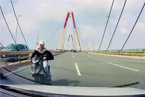 Thanh niên đi xe máy ngược chiều gây tai nạn trên cầu Nhật Tân bị khởi tố