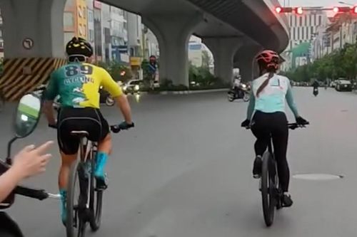 Hai người đi xe đạp thể thao ngang nhiên vượt loạt đèn đỏ ở Hà Nội