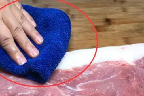 Tại sao phải phủ giẻ lên miếng thịt lợn ở chợ, người bán hàng tiết lộ lý do