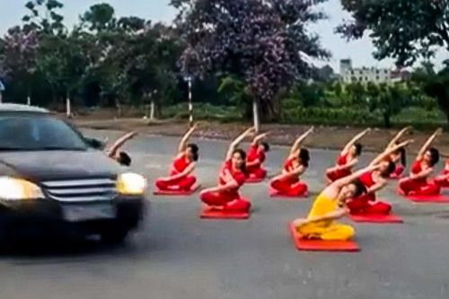 Xử phạt thêm 16 người tập yoga giữa đường ở Thái Bình