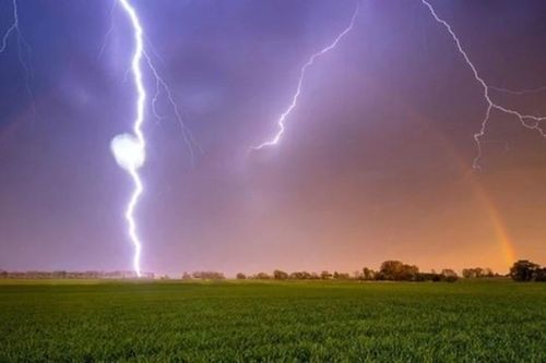 Hai người bị sét đánh tử vong khi đang đi ngoài ruộng