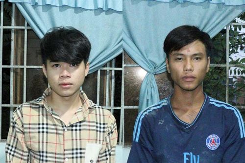 Tống đạt Quyết định khởi tố 2 bị can để điều tra về tội 'giết người'
