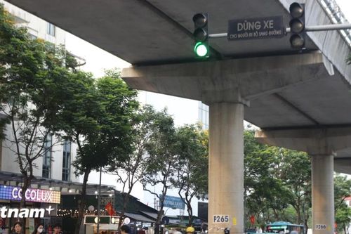 Đèn tín hiệu, cầu vượt bộ hành có giúp người dân sang đường an toàn?