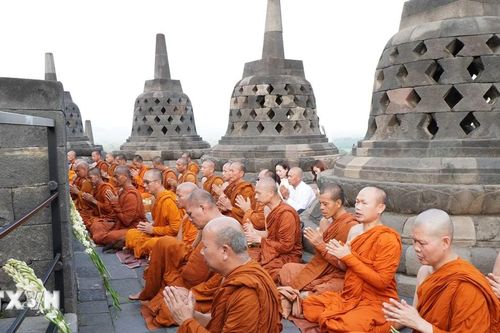 Indonesia: Hàng nghìn tăng ni, Phật tử hành hương về Bảo tháp Borobudur