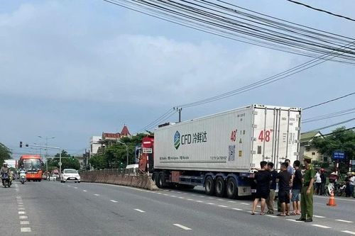 Quảng Trị: Xe máy va chạm với xe container khiến một người tử vong
