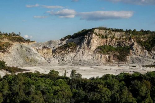 Siêu núi lửa Campi Flegrei ở Italy hứng chịu trận động đất mạnh nhất 40 năm qua
