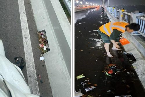 Mặt Cầu Vĩnh Tuy 2 ngập do lỗ thoát nước bị bịt kín bởi rác thải