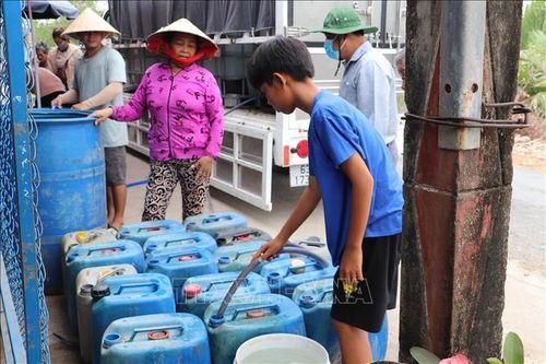 Hỗ trợ nước sinh hoạt cho nhân dân vùng thiên tai xâm nhập mặn tại Tiền Giang