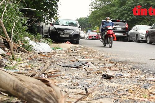 Đoạn đường dài 200m nối hai quận ở Hà Nội chậm tiến độ nhiều năm, ngổn ngang rác thải