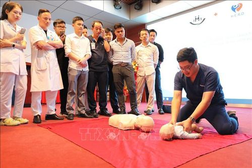 Trang bị kỹ năng hồi sinh tim phổi cho cộng đồng