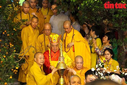 Cung rước xá lợi Phật chào mừng Phật đản 2024