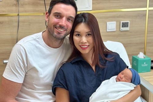 Nữ siêu mẫu sinh con lần hai sớm hơn dự kiến, gặp khó khăn khi 'vượt cạn'
