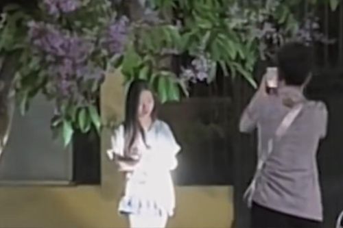 Đôi bạn trẻ chụp hình giữa khung cảnh thơ mộng và cái kết thật vô nghĩa