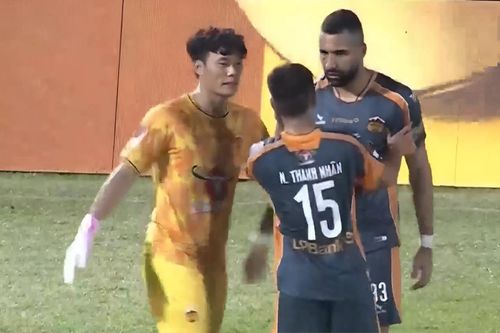 Thủ môn Bùi Tiến Dũng chơi xuất thần giúp LPB HAGL có 3 điểm 'quý hơn vàng'