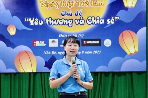 Cùng mẹ đỡ đầu tạo điểm tựa vững chắc cho trẻ mồ côi