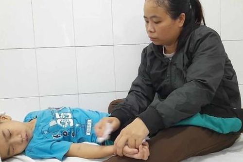 Người mẹ khẩn cầu giúp con trai 8 tuổi tìm lại nguồn sáng
