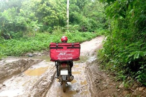 Nữ shipper vùng cao Tây Bắc: Leo núi, lội suối giao hàng