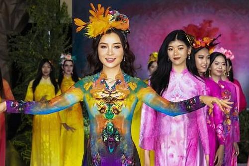 Dàn người mẫu quốc tế trình diễn áo dài 'Phượng hoàng' tại Mỹ