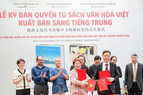 Tủ sách văn hóa Việt xuất bản sang tiếng Trung