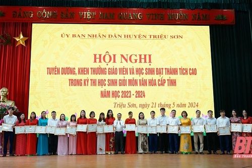 Triệu Sơn: Tuyên dương, khen thưởng giáo viên và học sinh đạt thành tích cao trong kỳ thi học sinh giỏi năm học 2023-2024