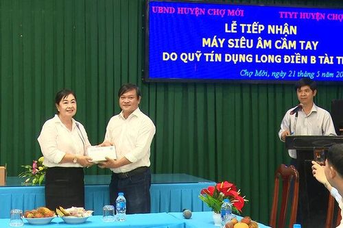 Quỹ Tín dụng Nhân dân Long Điền B hỗ trợ máy siêu âm cầm tay trị giá gần 129,3 triệu đồng