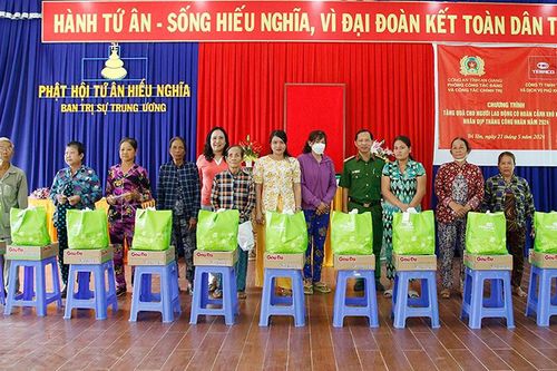 Tặng 100 phần quà cho đoàn viên, người lao động có hoàn cảnh khó khăn ở Ba Chúc