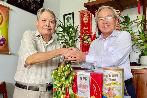 Chủ tịch Ủy ban MTTQ Việt Nam tỉnh Cao Văn Quang thăm, tặng quà chiến sĩ Điện Biên