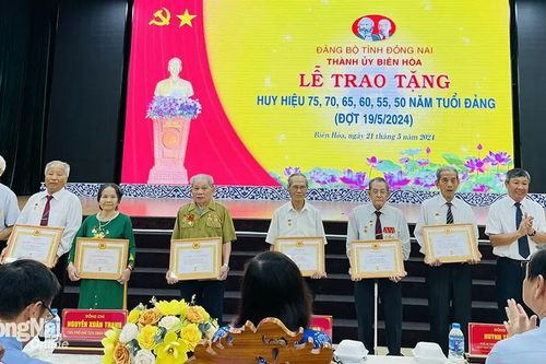 Trao huy hiệu Đảng cho hơn 300 đảng viên của Đảng bộ thành phố Biên Hòa