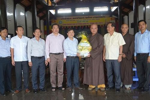 Phó Bí thư Thường trực Tỉnh ủy thăm, chúc mừng các chức sắc tiêu biểu nhân dịp Đại lễ Phật đản