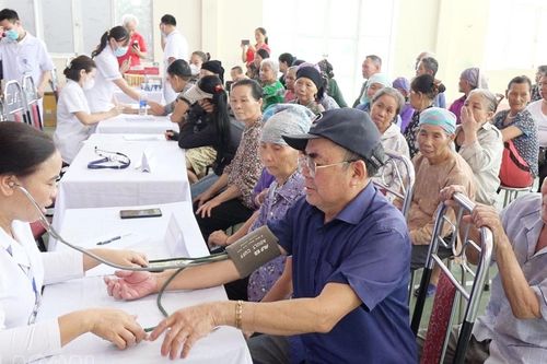 Khám bệnh miễn phí cho người có hoàn cảnh khó khăn trên địa bàn xã Bản Phiệt