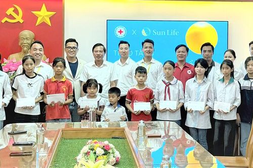 Trao 30 suất học bổng cho học sinh nghèo hiếu học