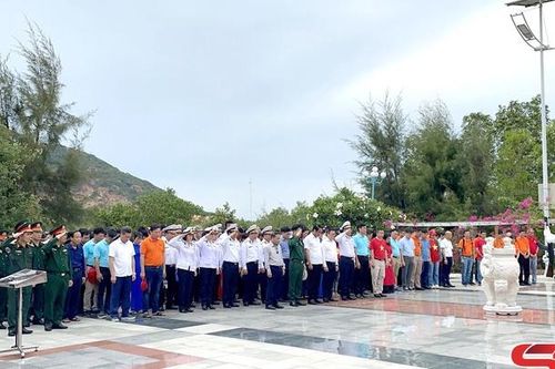 Đoàn công tác tỉnh Sơn La thăm quân dân quần đảo Trường Sa, nhà giàn DK-1