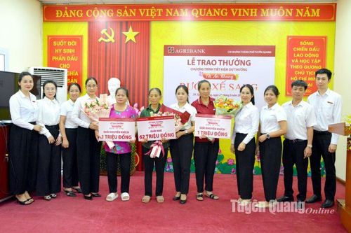 Trao thưởng cho 7 khách hàng may mắn trúng dự thưởng tiết kiệm