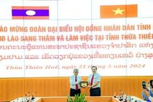 Trao đổi kinh nghiệm hoạt động Hội đồng Nhân dân với tỉnh Champasak