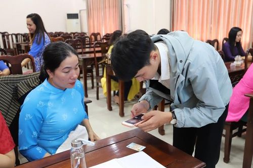 Hỗ trợ phương tiện nghe nhìn cho hộ nghèo