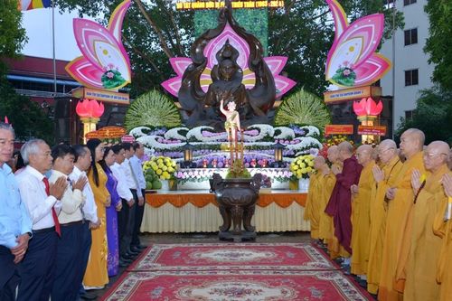 Đại lễ Phật đản tại tượng đài Bồ-tát Thích Quảng Đức vị pháp thiêu thân (Q.3, TP.HCM)