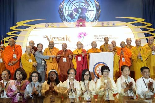 Trưởng lão Hòa thượng Thích Thiện Nhơn đón nhận cờ đăng cai Đại lễ Vesak Liên Hiệp Quốc từ Thái Lan