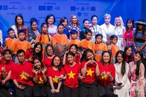 Biểu diễn âm nhạc và thời trang để quảng bá văn hóa Việt tại Anh