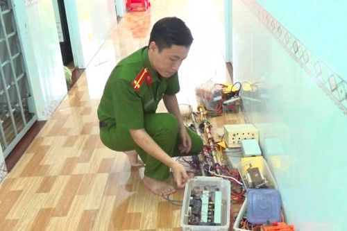Công an tuyên truyền, nhắc nhở người dân không dùng xung điện đánh bắt thủy sản ở Cà Mau